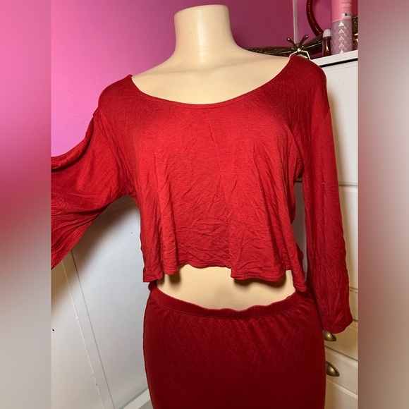 Elegant Red Women's Skirt Set - Picture 5 of 5